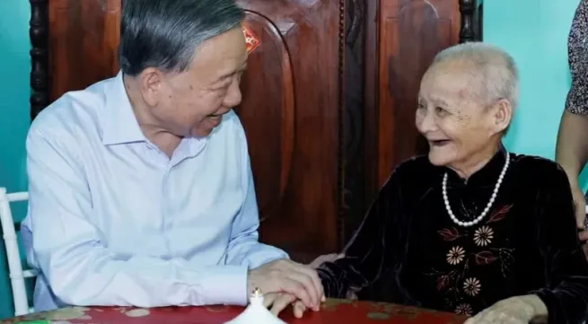Party General Secretary and State President visits former leaders, Heroic Vietnamese Mother