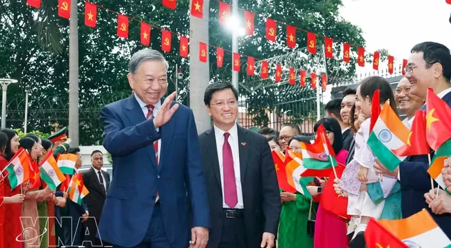 Party General Secretary, State President To Lam meets with Vietnamese community in India
