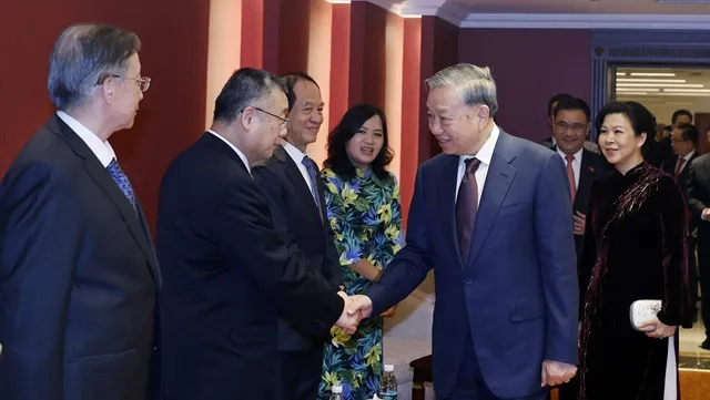 Top leader meets families of Vietnam-China friendship contributors in Beijing