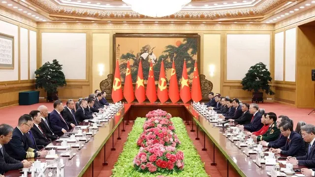 General Secretary and President of Vietnam holds talks with Chinese counterpart