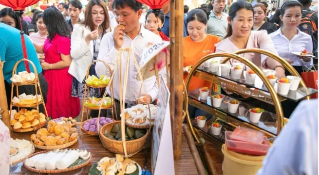 Street vendor memories blend with modern seaside festival in Da Nang