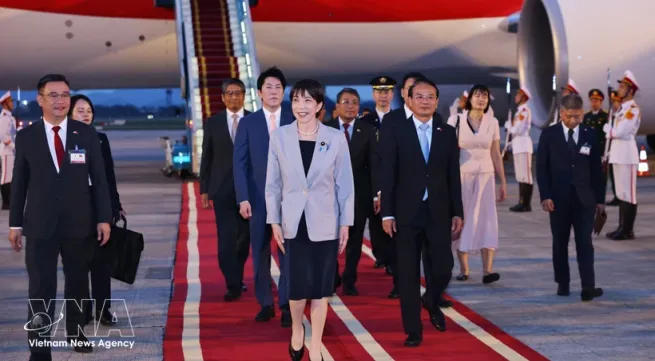 Japanese PM arrives in Hanoi, beginning official visit to Vietnam