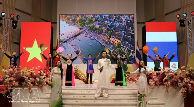 Vietnamese in Thailand expect stronger bilateral ties