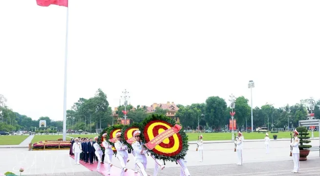Vietnamese leaders pay tribute to President Ho Chi Minh on 136th birth anniversary