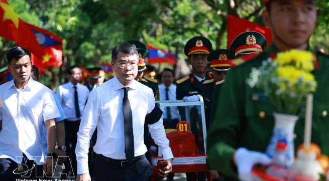 PM attends memorial service, burial for Vietnamese volunteer soldiers, experts died in Laos