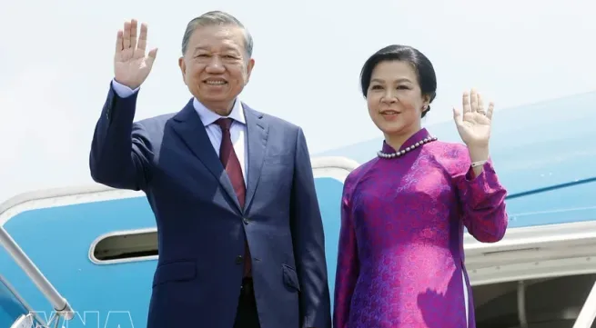 Top leader leaves Hanoi for official visit to Thailand