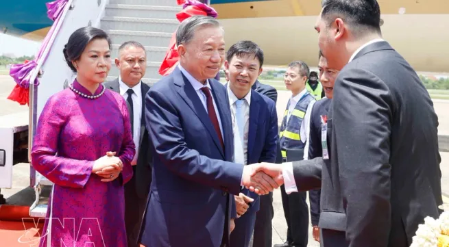 Top Vietnamese leader begins official visit to Thailand
