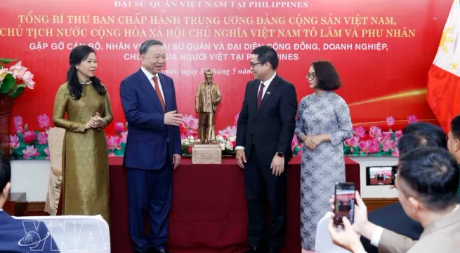 Party and State leader meets Vietnamese community in Philippines