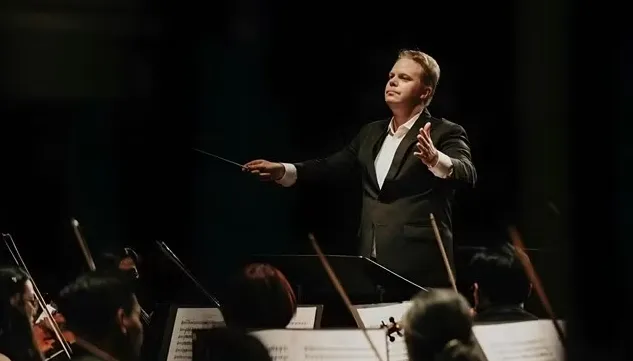 Finish conductor, Vietnamese violist perform at Saigon Opera House