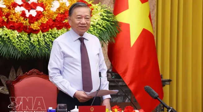 Top leader calls on the press to continue accompanying nation in new development phase