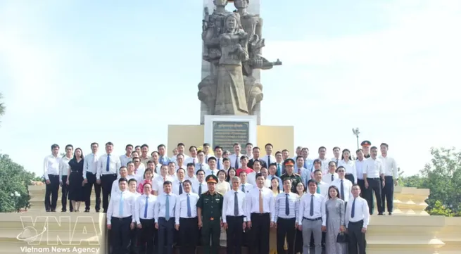 Vietnamese representative agencies in Cambodia pay tribute to fallen soldiers