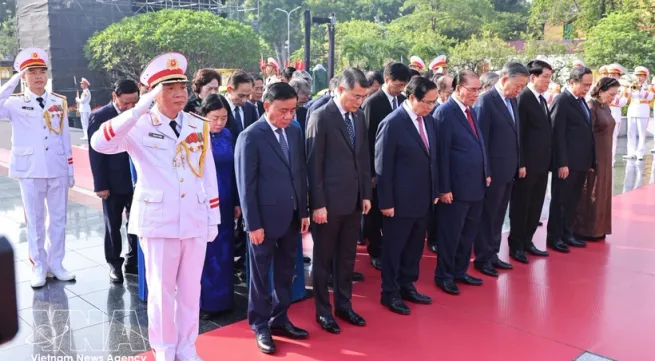Party and State leaders pay tribute to heroic martyrs, President Ho Chi Minh
