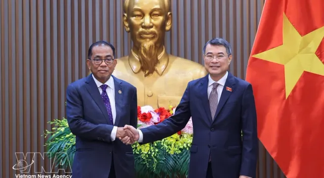 PM Le Minh Hung receives Malaysian Minister of Defence Mohamed Khaled bin Nordin