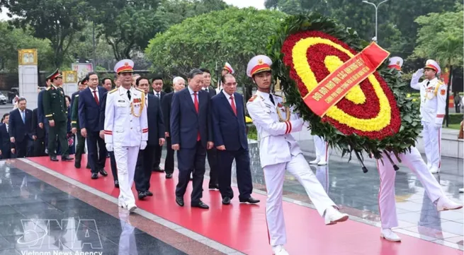 Party, State leaders pay tribute to President Ho Chi Minh