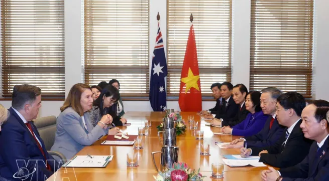 Top leader meets with Australian Senate President, House Speaker