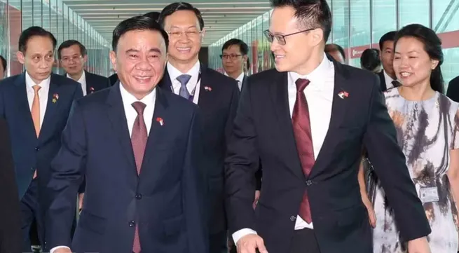 Key leader begins official visit to Singapore