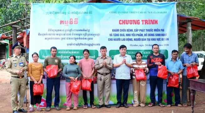 Vietnamese military unit provides free healthcare, gifts for Cambodians