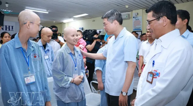 PM visits, presents gifts to child patients at Vietnam National Cancer Hospital