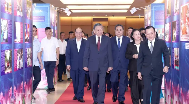 Party, State leaders visit exhibition honouring exemplary people