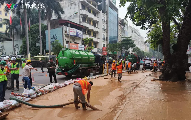 Tạm dừng robot khoan hầm metro để khắc phục sự cố bùn trào tại phố Cát Linh