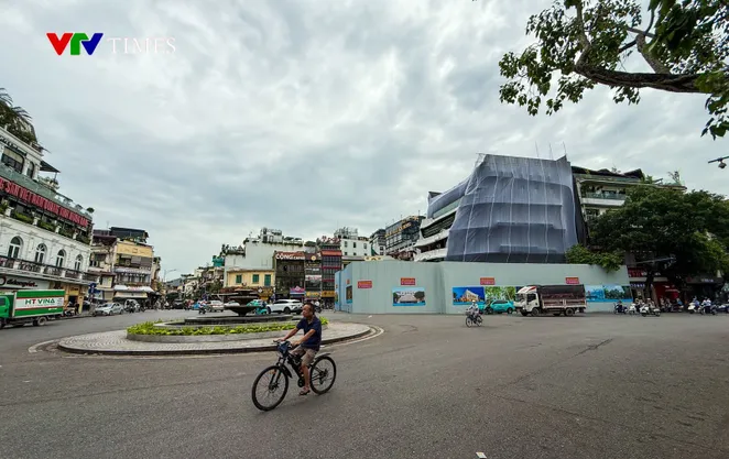 Dựng tôn, che bạt tòa nhà 'Hàm cá mập' tại Hà Nội đang được phá dỡ