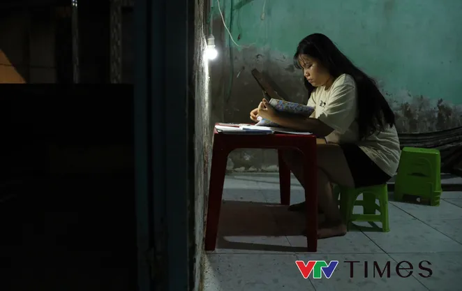Nữ sinh mồ côi cha mẹ và hành trình vượt biển đi thi