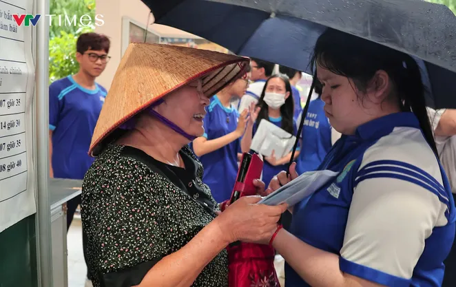 TP Hồ Chí Minh mưa lớn trong buổi chiều thi Toán, thí sinh nhận xét đề khá khó