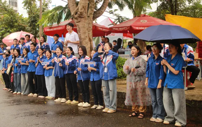 Học sinh lớp 10, 11 tiếp sức mùa thi: Vừa hỗ trợ các anh chị, vừa học cho chính mình