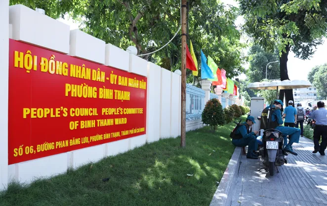 Trụ sở hành chính TP Hồ Chí Minh thay áo mới trước “giờ G”