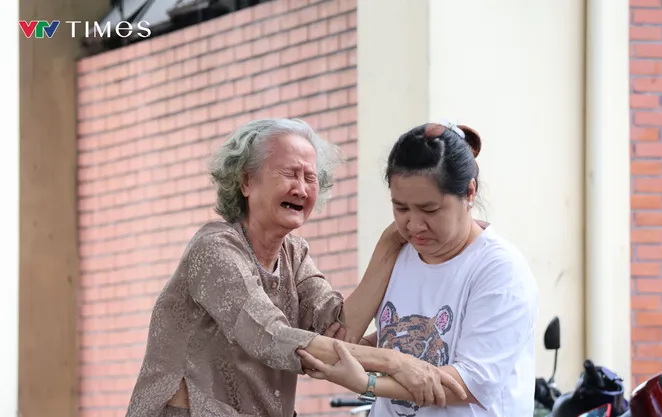 Nghẹn ngào nỗi đau của người nhà nạn nhân vụ cháy chung cư ở TP Hồ Chí Minh