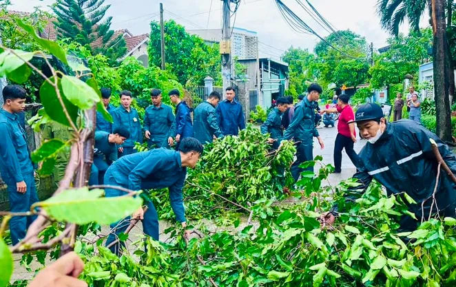 Dân quân TP Hồ Chí Minh hỗ trợ người dân sau mưa dông, ra quân dọn vệ sinh