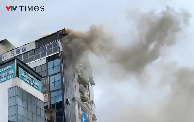 Hà Nội: Cháy lớn tại toà nhà cao tầng trên đường Giải Phóng