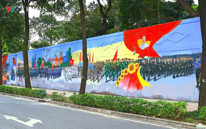 "Đi trong vòng tay nhân dân": Bức tranh diễu binh dài 300m giữa lòng thành phố