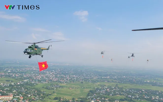 Trực thăng kéo cờ Đảng, cờ Tổ quốc bay tập luyện
