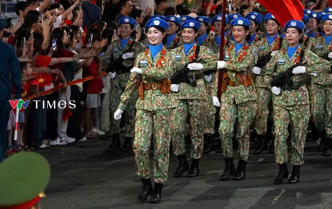 Các khối diễu binh, diễu hành A80 đi giữa vòng tay nhân dân