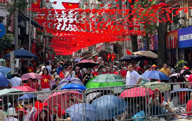 Người dân khắp nơi đổ về khu vực quảng trường Ba Đình từ sáng chờ xem tổng hợp luyện diễu binh