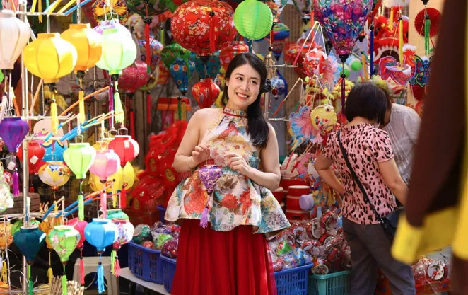 Giới trẻ đổ về Hàng Mã "săn trọn" khoảnh khắc Trung thu
