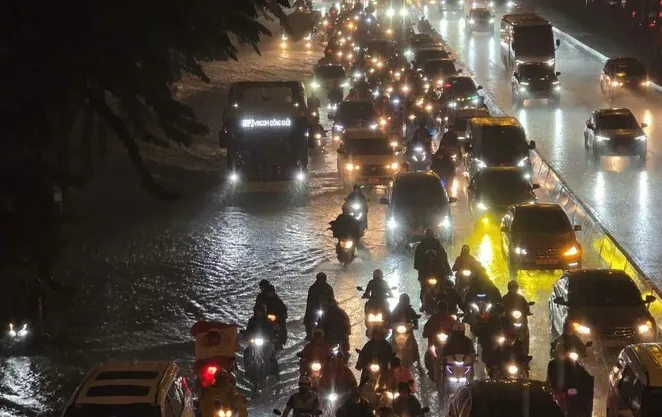 Mưa ngập ở TP Hồ Chí Minh gây ùn tắc nhiều giờ, xe chết máy la liệt