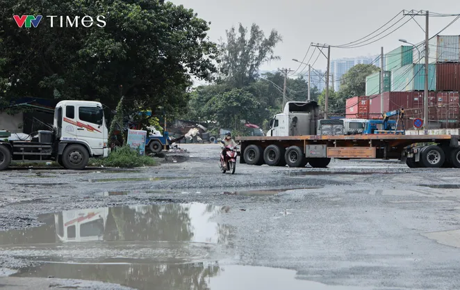 TP Hồ Chí Minh: Con đường đau khổ toàn “ổ voi”, rác thải