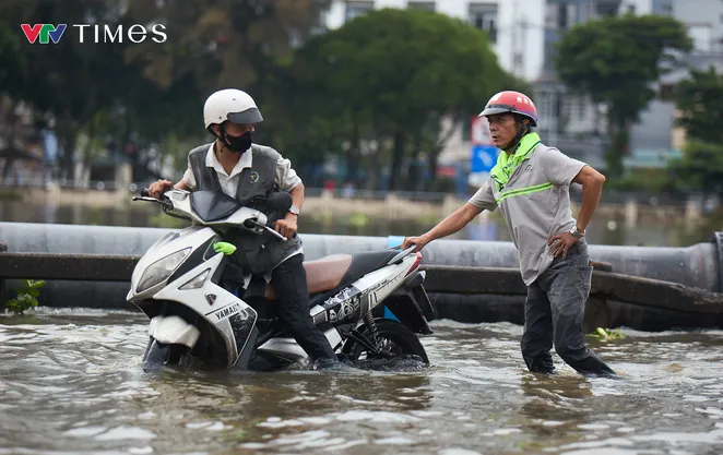 TP Hồ Chí Minh: Triều cường đạt đỉnh, nhiều tuyến đường ngập sâu