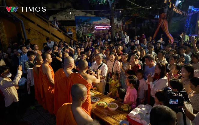 Không khí lễ cúng trăng Ok Om Bok trong ngôi chùa Khmer giữa TP Hồ Chí Minh
