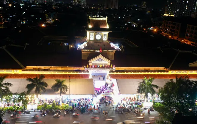 TP Hồ Chí Minh: Chợ Bình Tây trăm năm tuổi lung linh giữa phố đêm