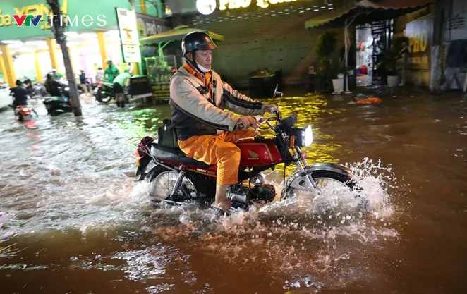 TP Hồ Chí Minh ngập sâu trong triều cường, người dân vất vả trở về nhà