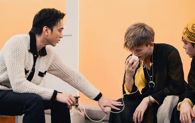 Thí sinh Tân binh toàn năng hát, nhảy đến kiệt sức, phải thở oxy vẫn không cứu được đồng đội