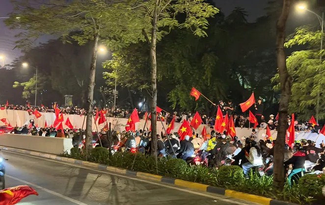 Người dân đổ ra đường ăn mừng U22 Việt Nam vô địch SEA Games 33