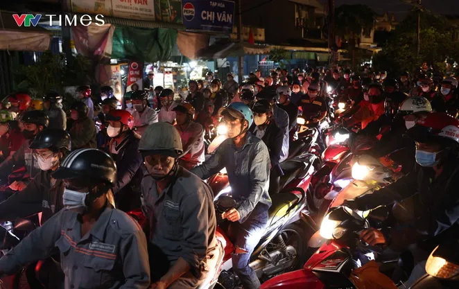 Người dân TP Hồ Chí Minh đổ ra cửa ngõ trước kỳ nghỉ Tết Dương lịch 2026