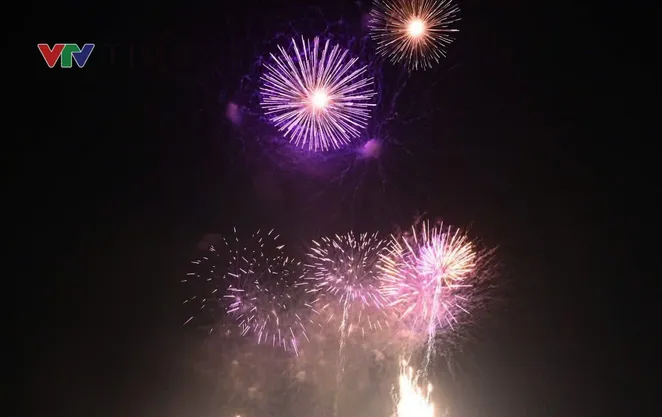 Pháo hoa rực sáng hồ Văn Quán, người dân Hà Nội hân hoan đón chào năm mới 2026