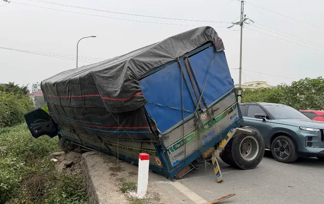 Hà Nội: Va chạm liên hoàn 4 ô tô, 3 xe hư hỏng nặng