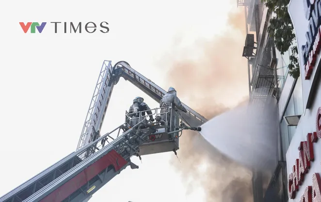 Lực lượng chức năng đưa 2 nạn nhân xấu số ra khỏi hiện trường vụ cháy ở Hà Đông