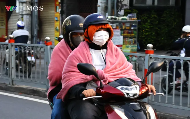 TP Hồ Chí Minh lạnh hiếm gặp: Người dân khoác áo ấm ra đường từ sáng sớm